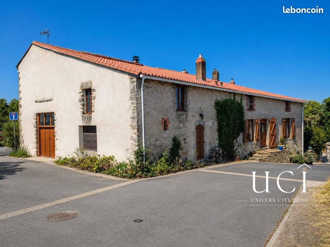 Maison 12 pièces 383 m² · à Cugand-la-Bernardière · 383 m² · 469 800 €