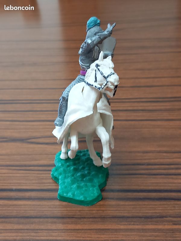 RARE SOLDAT TIMPO Moyen Age Chevalier A Pied Gris Figurine Plastique