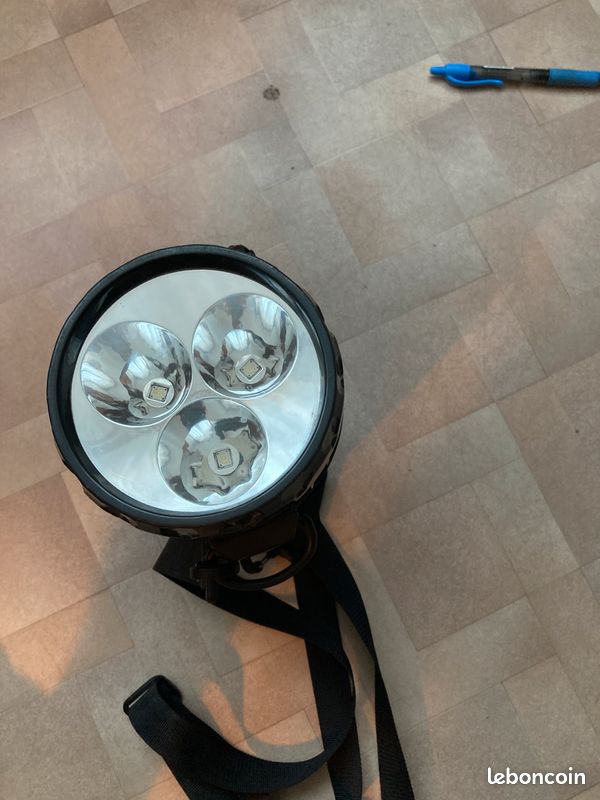 Lampe torche à trois LED et bandoulière Osram pour camping ou sortie (image 5)