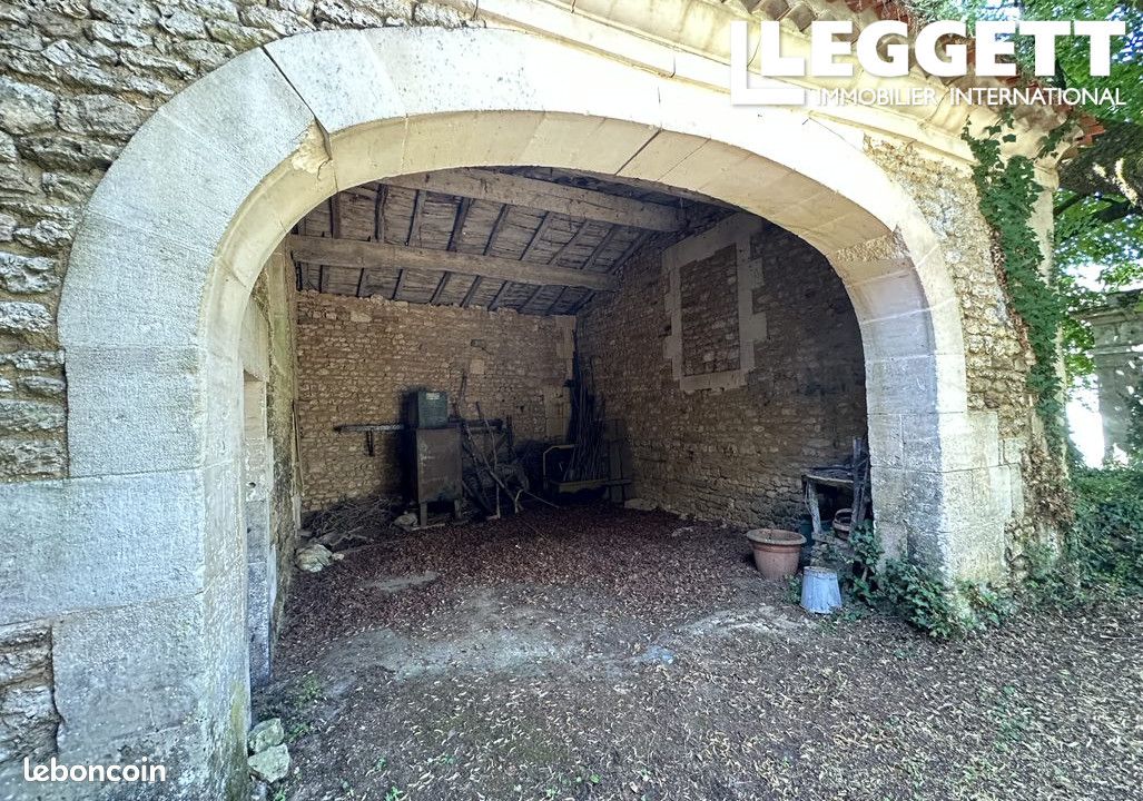 Maison 8 pièces 250 m² - Mosnac-Saint-Simeux 16120 (image principale 3)