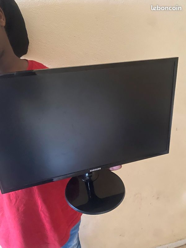 Écran Samsung à vendre + Xbox one S 1 Avc manette (image 1)
