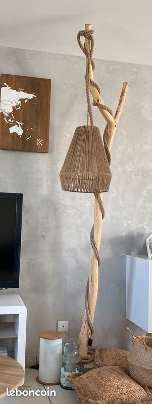 Lampadaire en bois (image 1)