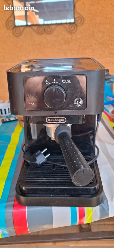 Machine expresso delonghi ec235bk pour pièces. Fait de la vapeur toute seule. A mon avis, chaudière à changer (image 1)