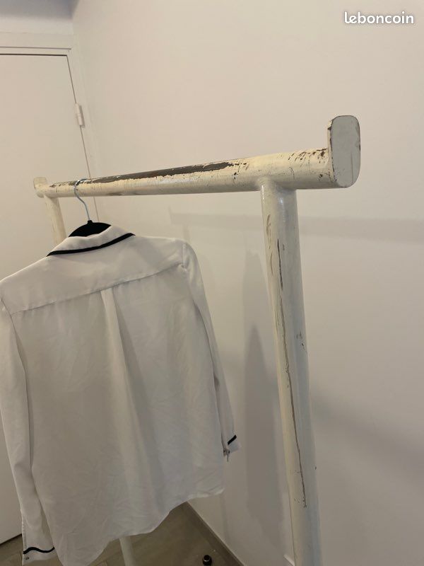 Portant vêtements (image 4)