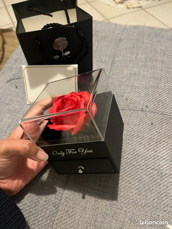 Coffret cadeau rose éternelle et collier (image 7)