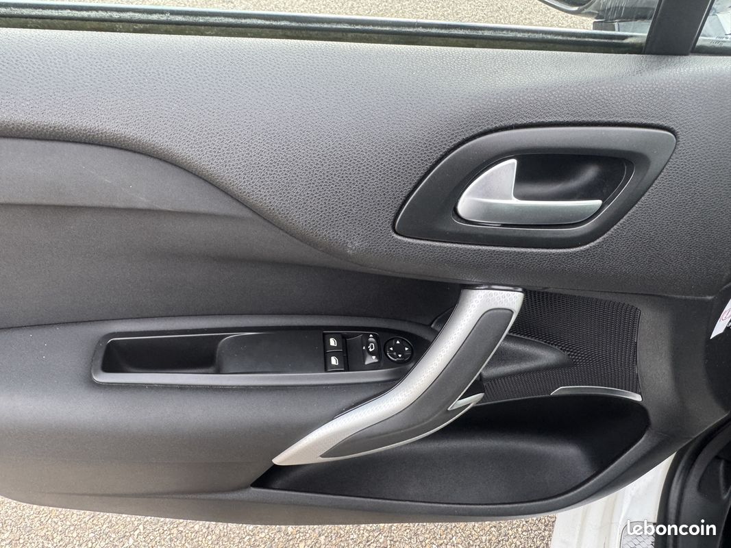 Citroen DS4 1.6 BLUEHDI 120CH SO CHIC S&S (image 25)