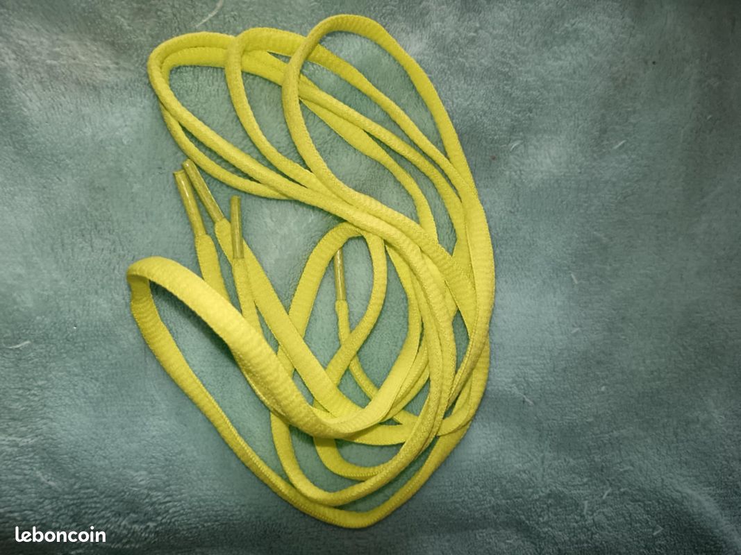 Paire de lacets semi circulaire plat de 100cm Jaune Fluo