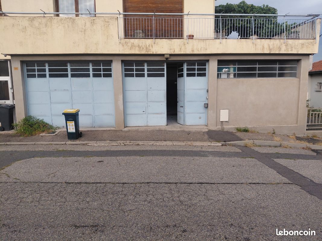 Local commercial 3 pièces 120 m² · à Roche-la-Molière · 120 m² · 800 €/mois