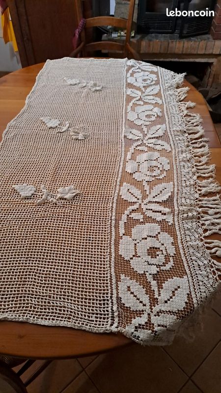 PANNEAU EN DENTELLE AU FILET ancien (image 1)