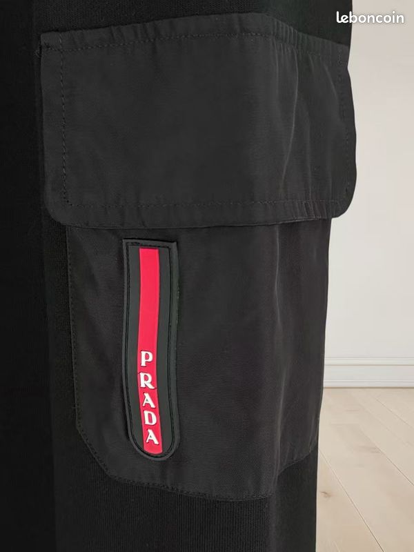 Sweat à capuche Prada noir pour homme, détails contrastés, manche logo (image 8)