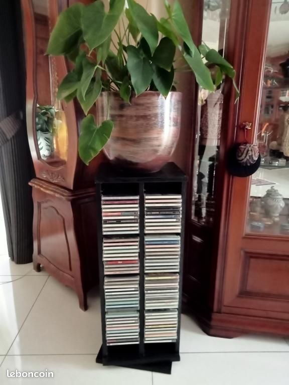 Lot CD avec meuble (image 1)
