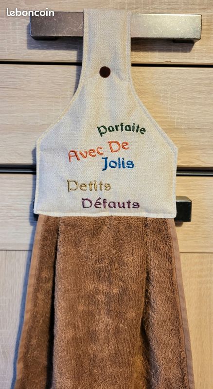 Essuie-mains brodé humoristique (image 1)