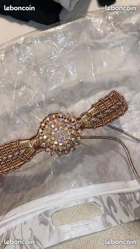 Caftan vert brodé main – Détails rose gold ceinture strass, neuf