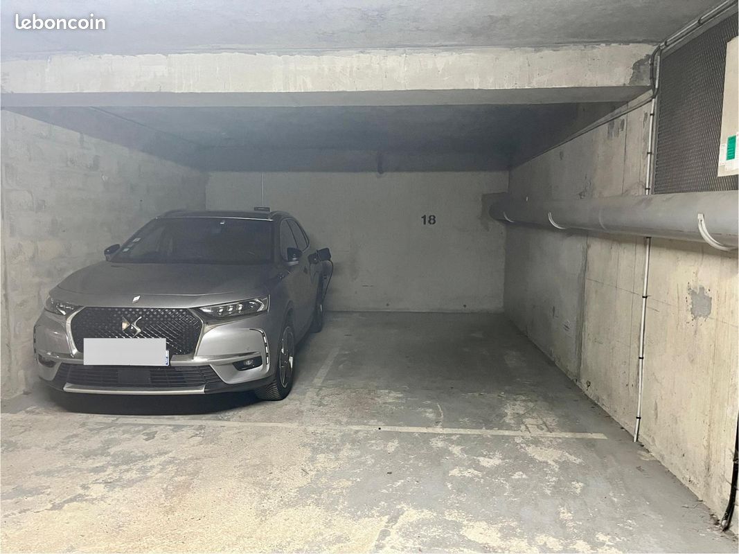 Place dans parking fermé (image 1)