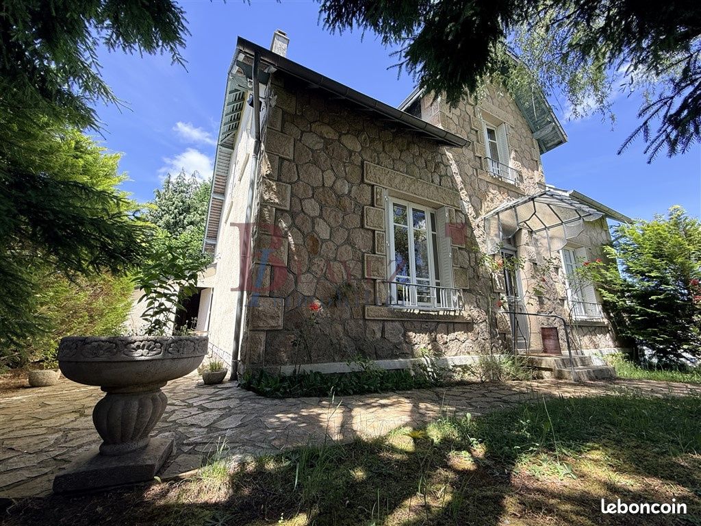 Maison 6 pièces 157 m² · à Bugeat · 157 m² · 168 500 €