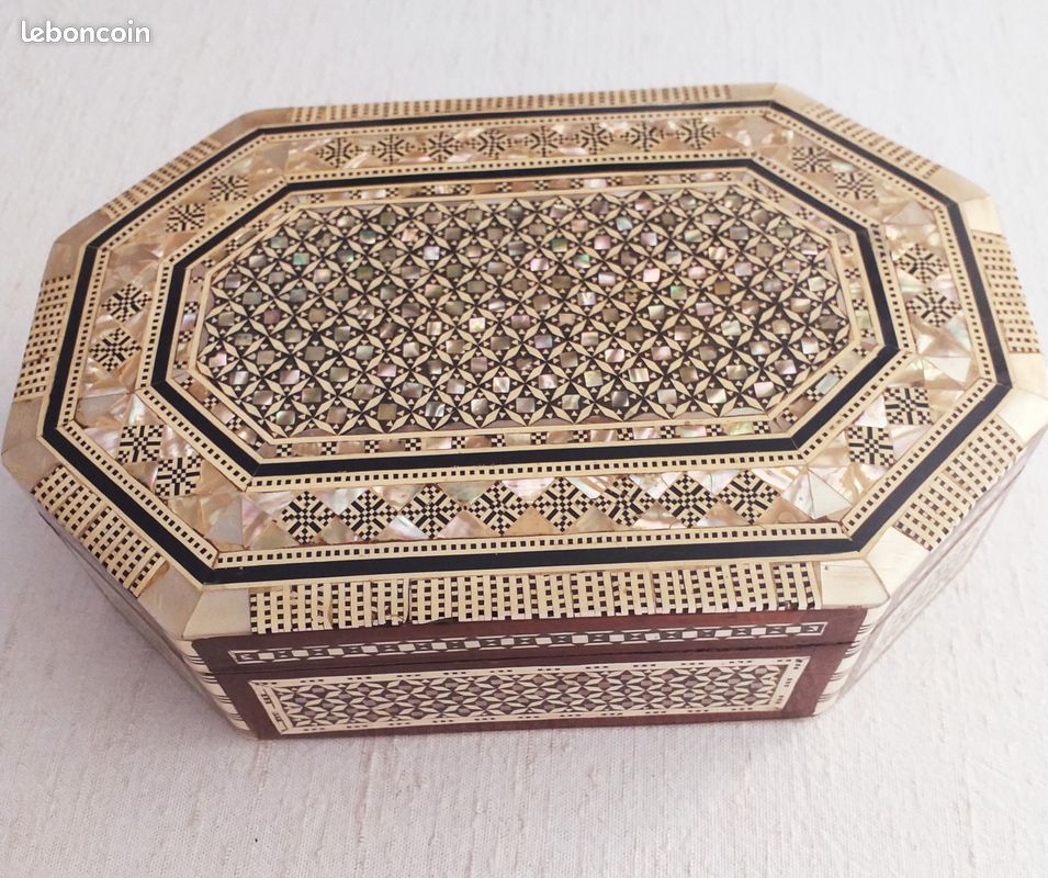 Véritable boite à bijoux égyptienne ovale, en bois incrustée de nacre (image 1)