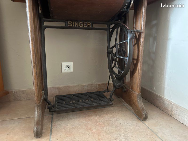 Machine à coudre Singer sur sa table (image 2)