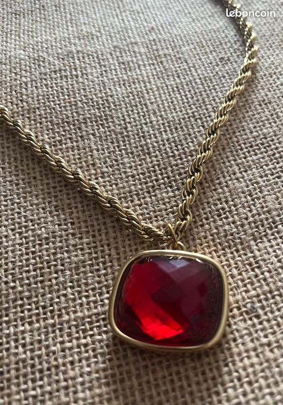 Collier en acier avec pendentif en verre rouge élégant (image 1)