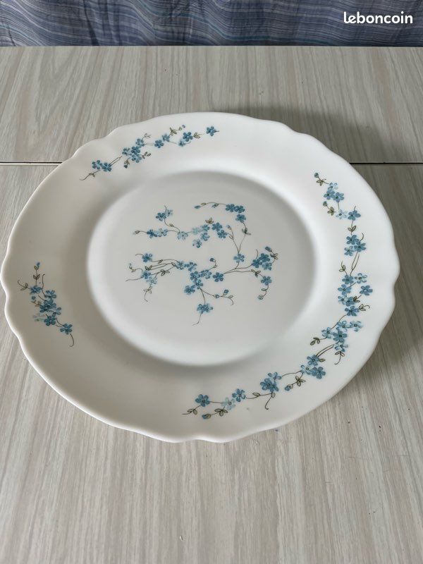 ARCOPAL GRAND PLAT Creux motifs fleurs bleu myosotis