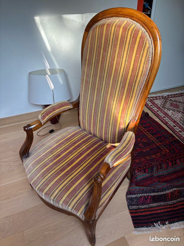 Fauteuil type Voltaire et ses deux chaises (image 2)