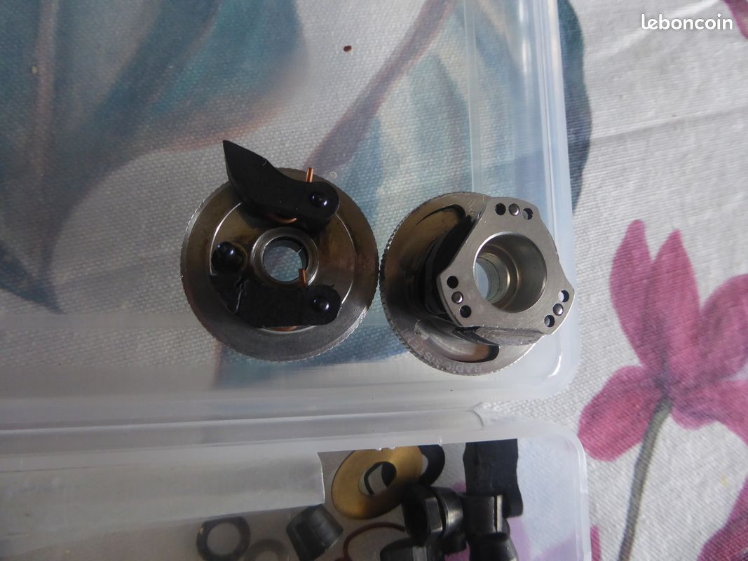 Embrayages Mugen + Embrayage spéciale + lot de cloches + pièces Modélisme (image 3)