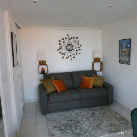 Studio indépendant 2 personnes dans villa mi-colline avec belle vue Cap d'Antibes . Parking gratuit (image 3)