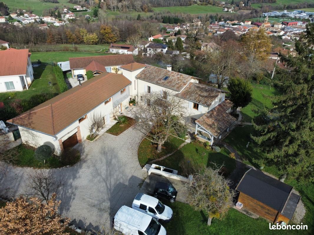 Maison 8 pièces 345 m² · à Cour-Et-Buis · 345 m² · 565 000 €