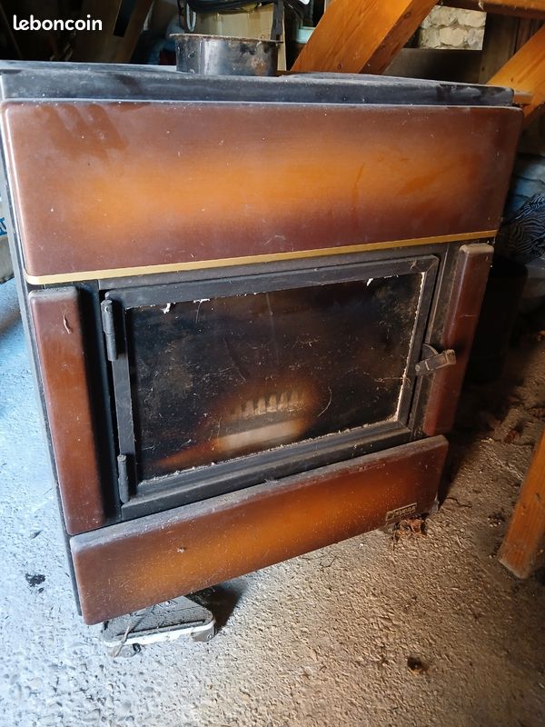 Ancien poêle à bois (image 1)