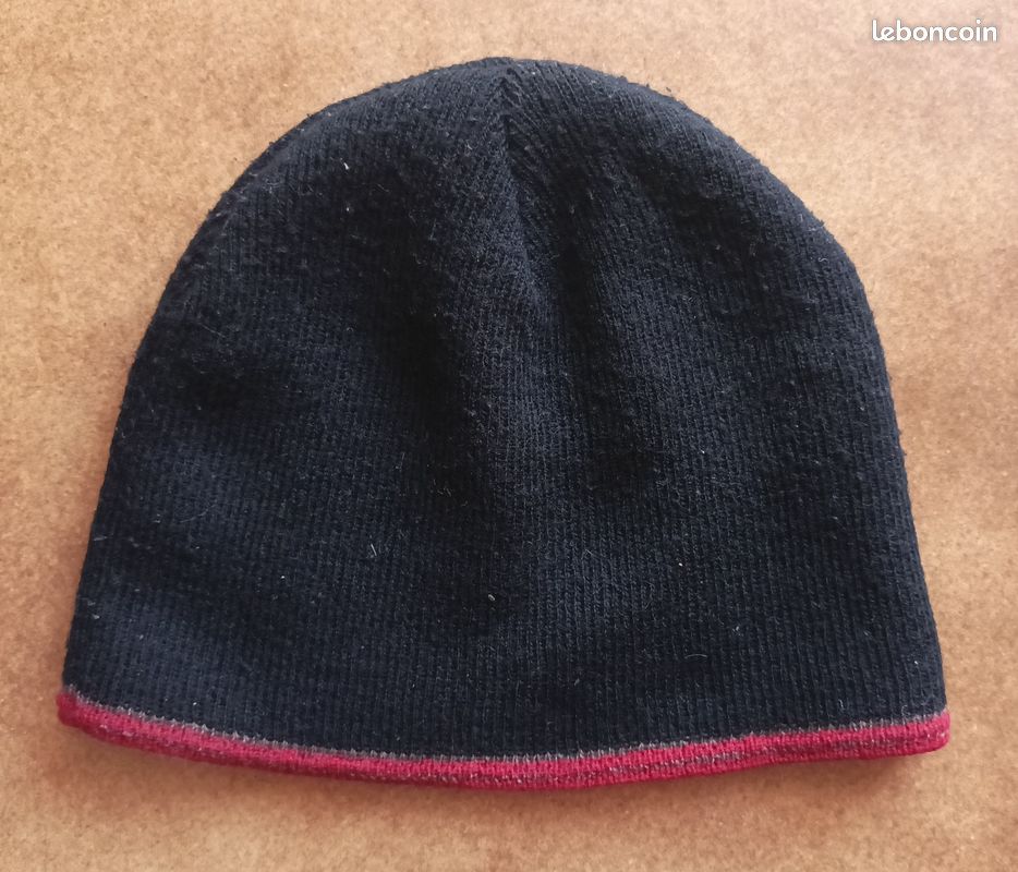 Bonnet noir et rouge garçon (kiabi) Vêtements