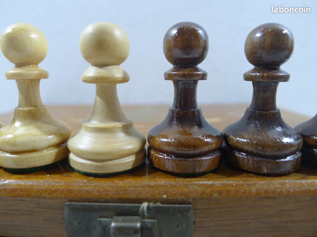 Jeu d'échecs en buis tourné "Lardy International" vintage dans sa boîte