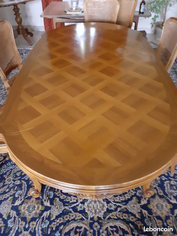 Table galbée en noyer (image 4)