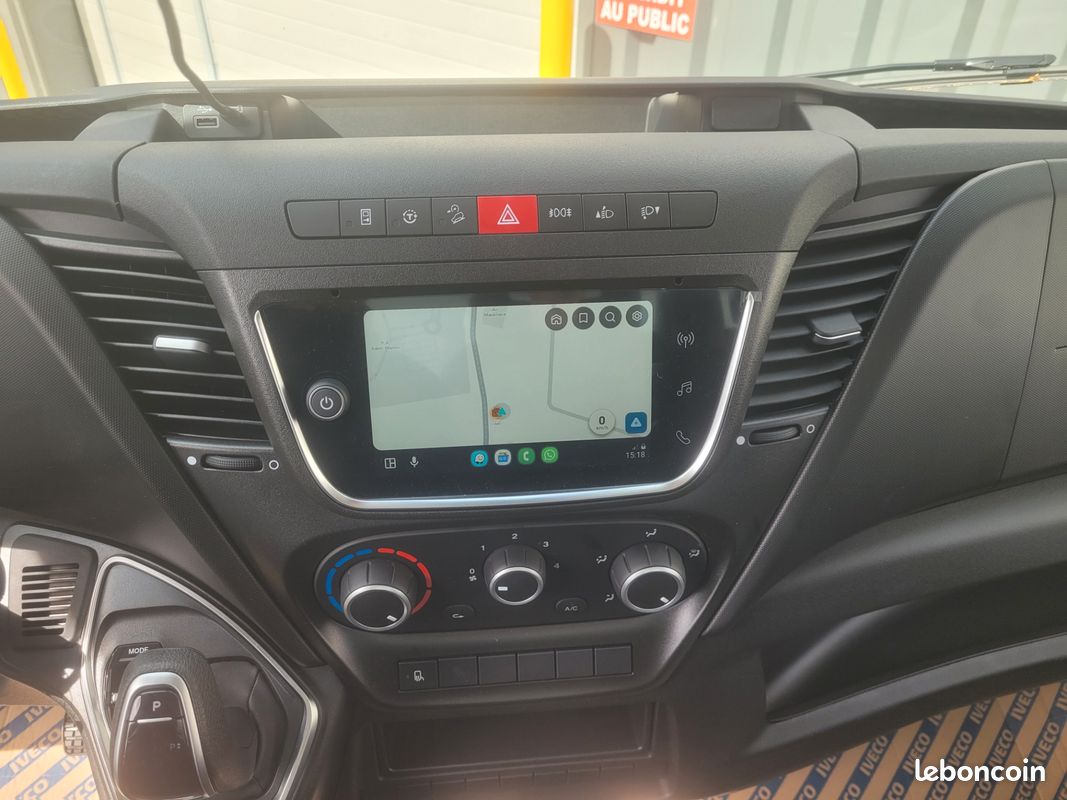 IVECO DAILY 35C18 HA8 PACK COMFORT + PACK CONSTRUCTION SIMPLE CABINE BENNE et COFFRE 03 PLACES comme NEUF avec BOITE AUTO + CAMÉRA + MOTEUR 3 LITRES + SUSPENSION RENFORCÉE ( Prix de Vente 49 990 HT ) (image 6)