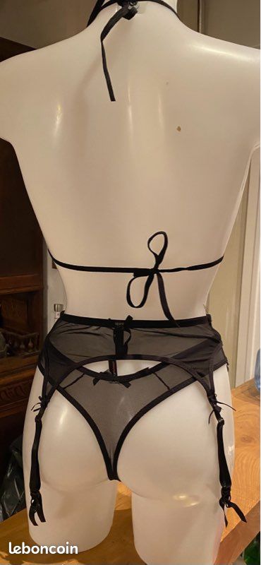 26/ Ensemble rouge et noir en dentelle (image 2)