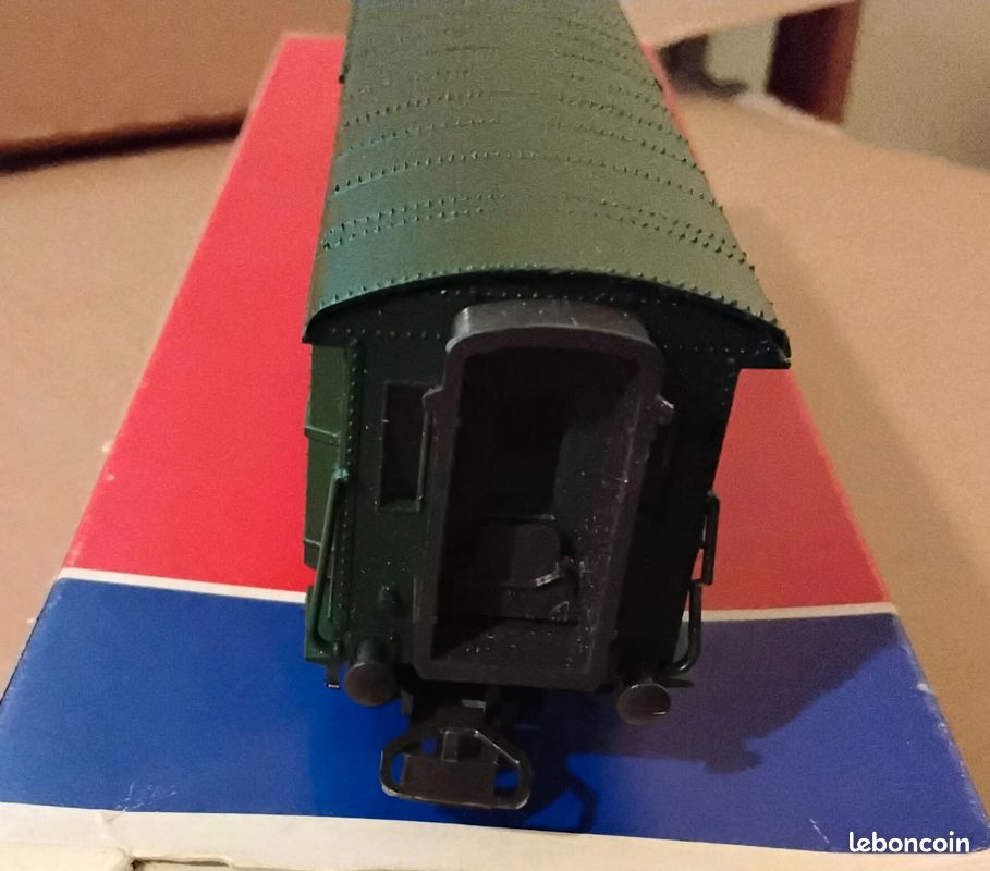 La voiture fourgon bagages verte en miniature de Martin M.G au HO H0