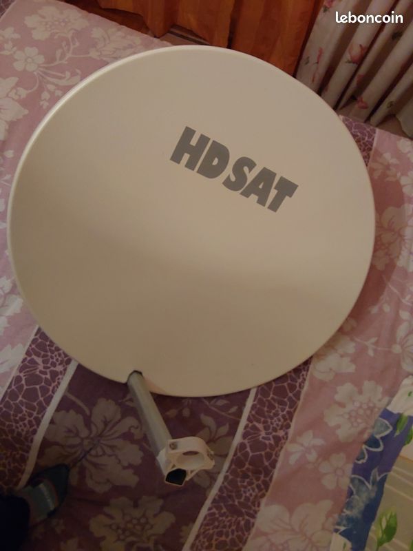Parabole satellite 75cm en fibre composite (image 1)