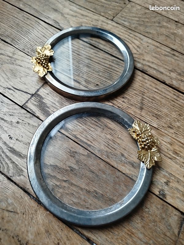 Paire de presentoirs dessous de bouteille en argent à décor - Lot 148