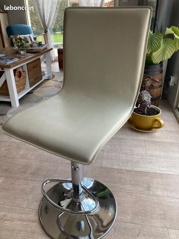Chaise pivotante en cuir (image 1)