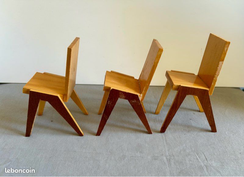 Salon De Poupée Ancien – Table, 4 Chaises Et Buffet En Bois Décoré – Fabrication Française