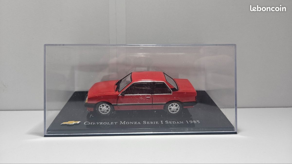 Modèle Réduit Chevrolet Monza 1982-1990 Au 1:43 - Marque IXO - Neuf Avec Boîte Plexi