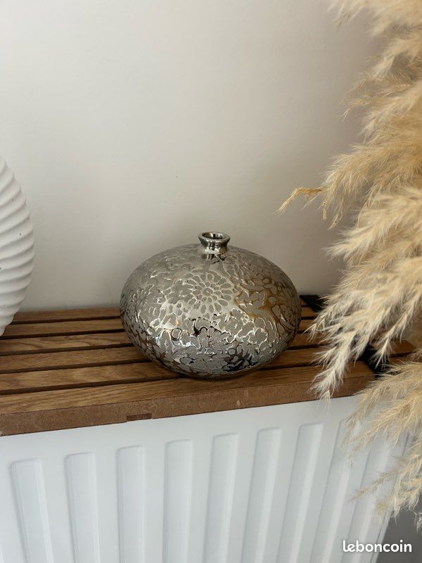 Vase boule décoratif argenté à motifs floraux – Design moderne (image 8)