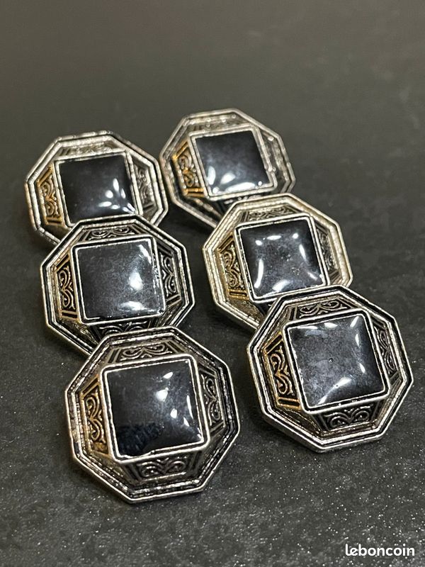 Ensemble De Gros Boutons En Plastique Réalistes Avec Bordures Brillantes De Différentes Couleurs