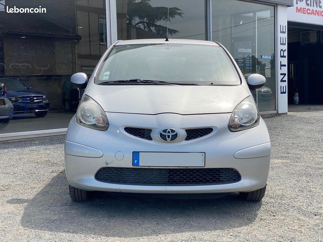 Toyota aygo 1.0 VVTI 68ch / Climatisation / Direction assistée / Compacte et confort (image 2)