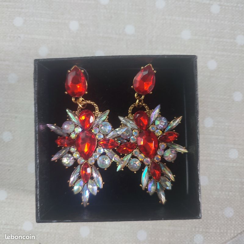 Boucles d'oreilles fantaisie (image 1)