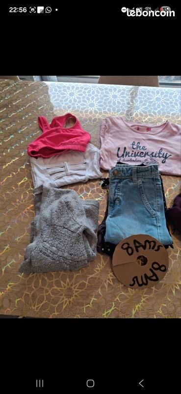 Lot 8 ans fille
1 maillot de bain blanc
1 brassière sport rose
1 gilet gris
1 robe fête à paillettes 
3 shorts
1 t-shirt manches courtes 
1 veste à capuche (image 2)