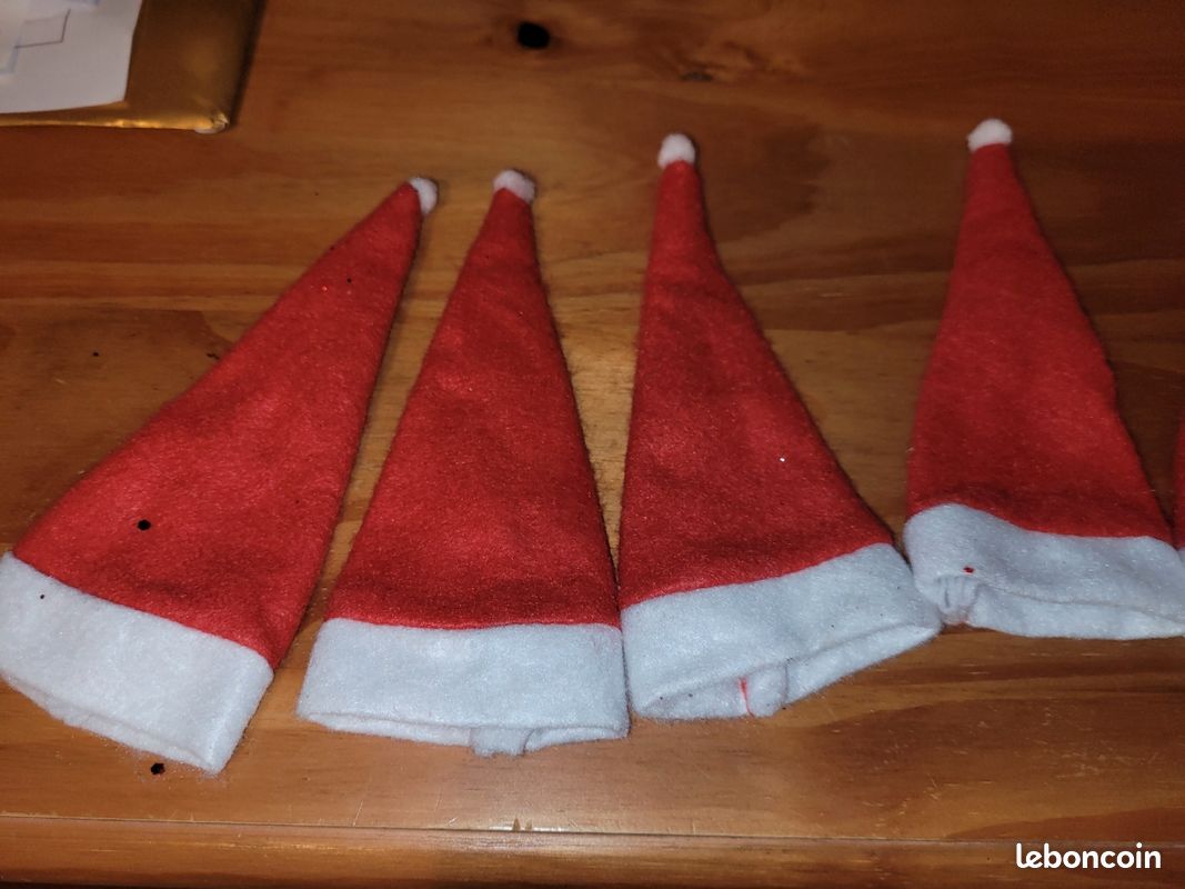 Lot de 11 mini bonnets de père Noël (image 1)