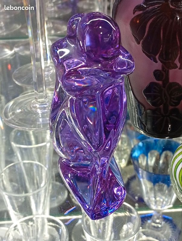 Sculpture en cristal teinté violine. Femme nue assise. Baccarat. R. Rigot. 1970's (image 1)