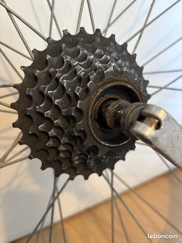 Roue Arrière VTT 26″ Avec Cassette Shimano 8V – Jante Alu 559-21, Rayons Inox, Frein à Disque/Jante