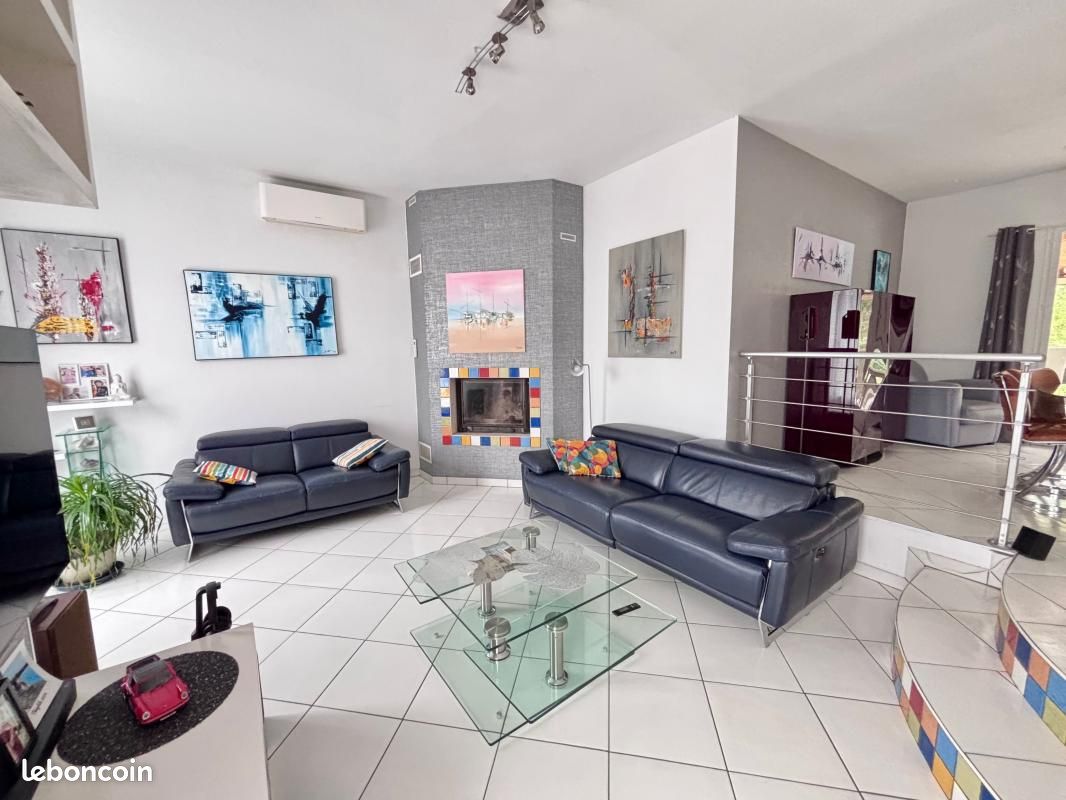 Maison 6 pièces 181 m² · à Fontaine-le-Comte · 181 m² · 415 000 €