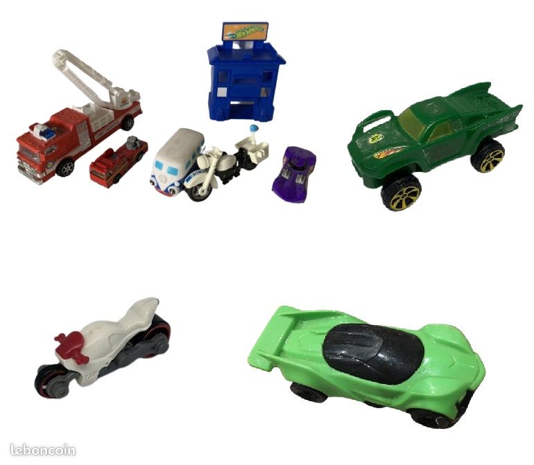Lot de figurines voiture pompier police moto Hot Wheels (image 1)