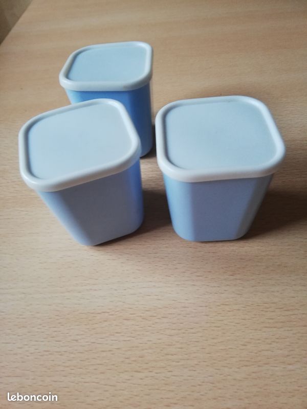 3 pots en plastique avec couvercle (image 1)